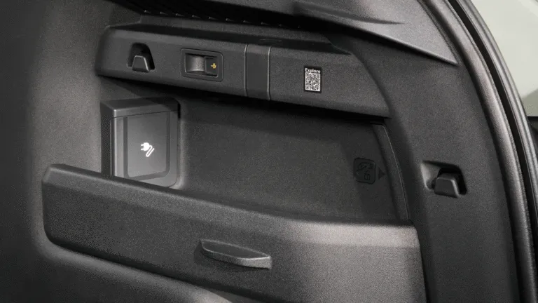 Modelele Elroq și Enyaq pot alimenta acum dispozitive electrice nu doar de la priza interioară de 230V, ci și direct de la portul de încărcare al vehiculului, folosind un adaptor.