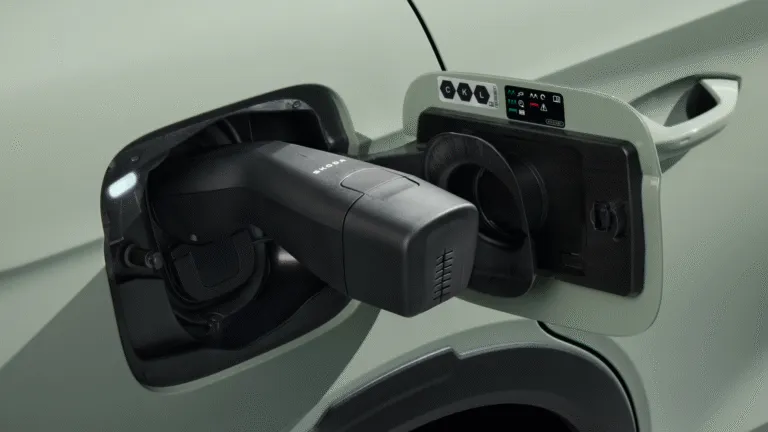 Modelele Elroq și Enyaq pot alimenta acum dispozitive electrice nu doar de la priza interioară de 230V, ci și direct de la portul de încărcare al vehiculului, folosind un adaptor.