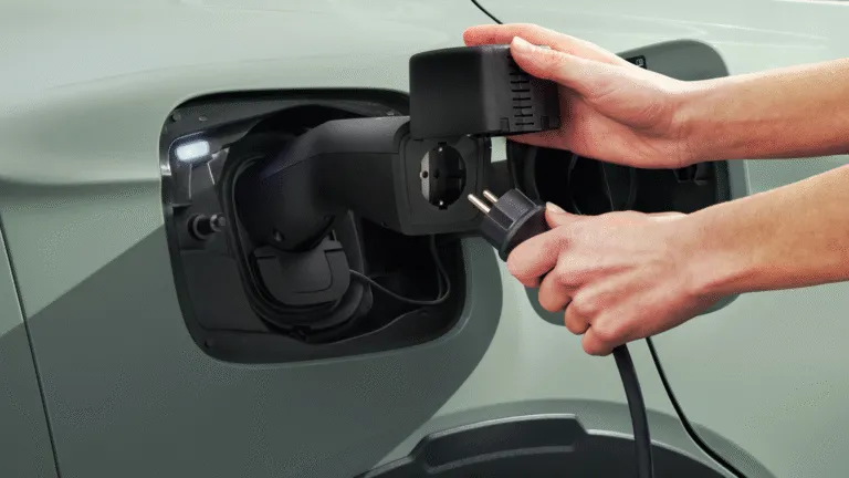Modelele Elroq și Enyaq pot alimenta acum dispozitive electrice nu doar de la priza interioară de 230V, ci și direct de la portul de încărcare al vehiculului, folosind un adaptor.