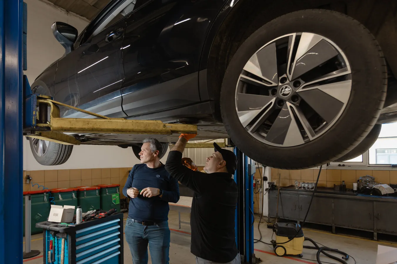 Specialiști Delcar lucrează la un automobil Škoda în atelierul de service