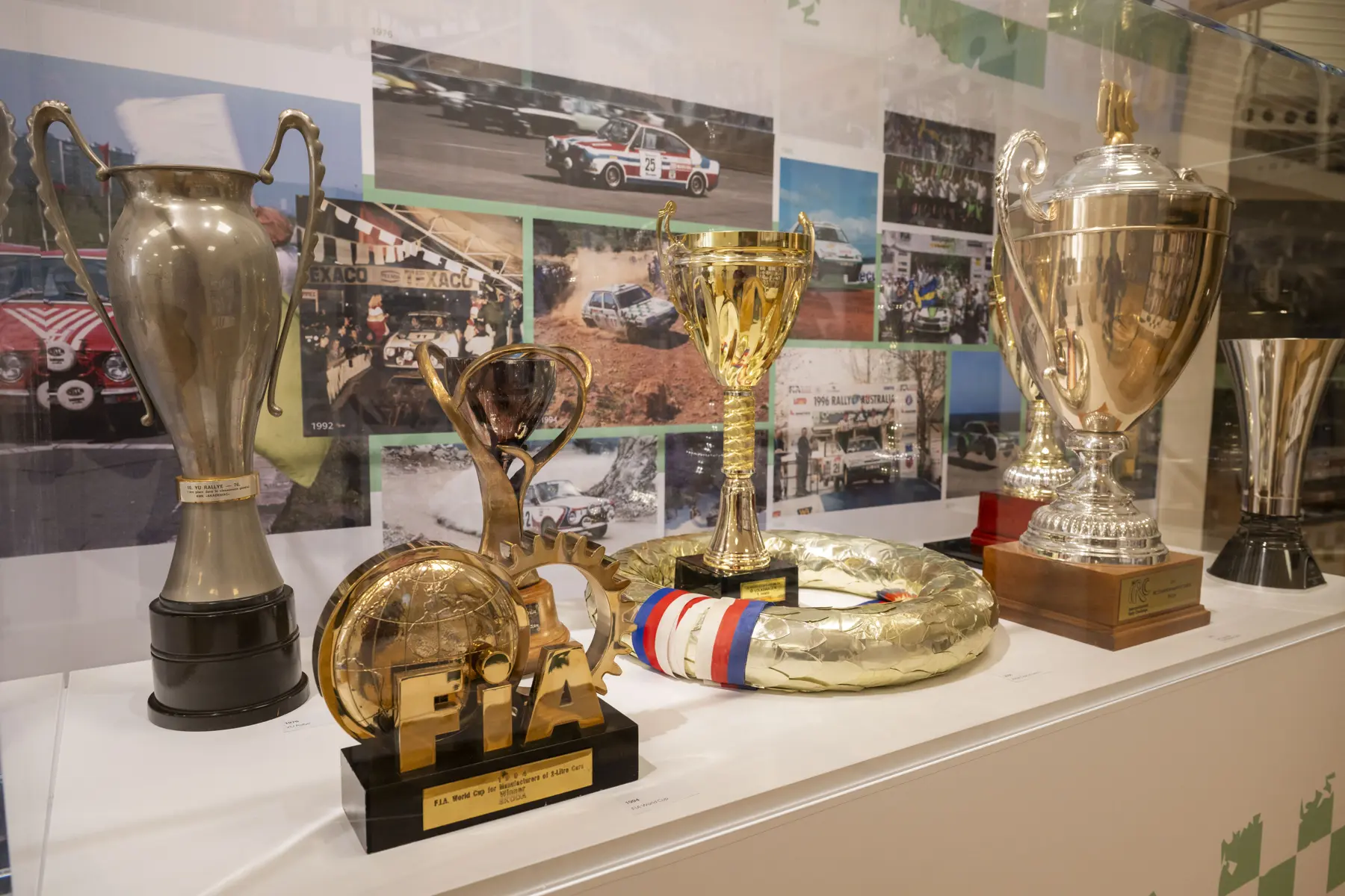 Expoziția este completată de panouri informative ample, care spun poveștile diferitelor etape din istoria motorsportului mărcii.