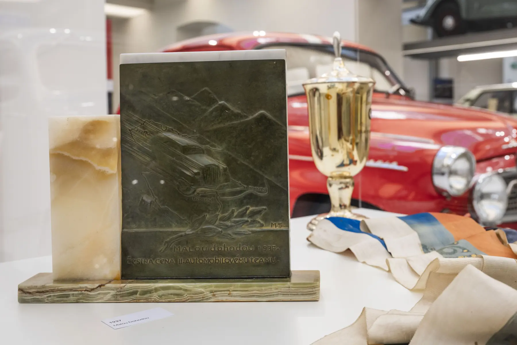 Expoziția este completată de panouri informative ample, care spun poveștile diferitelor etape din istoria motorsportului mărcii.