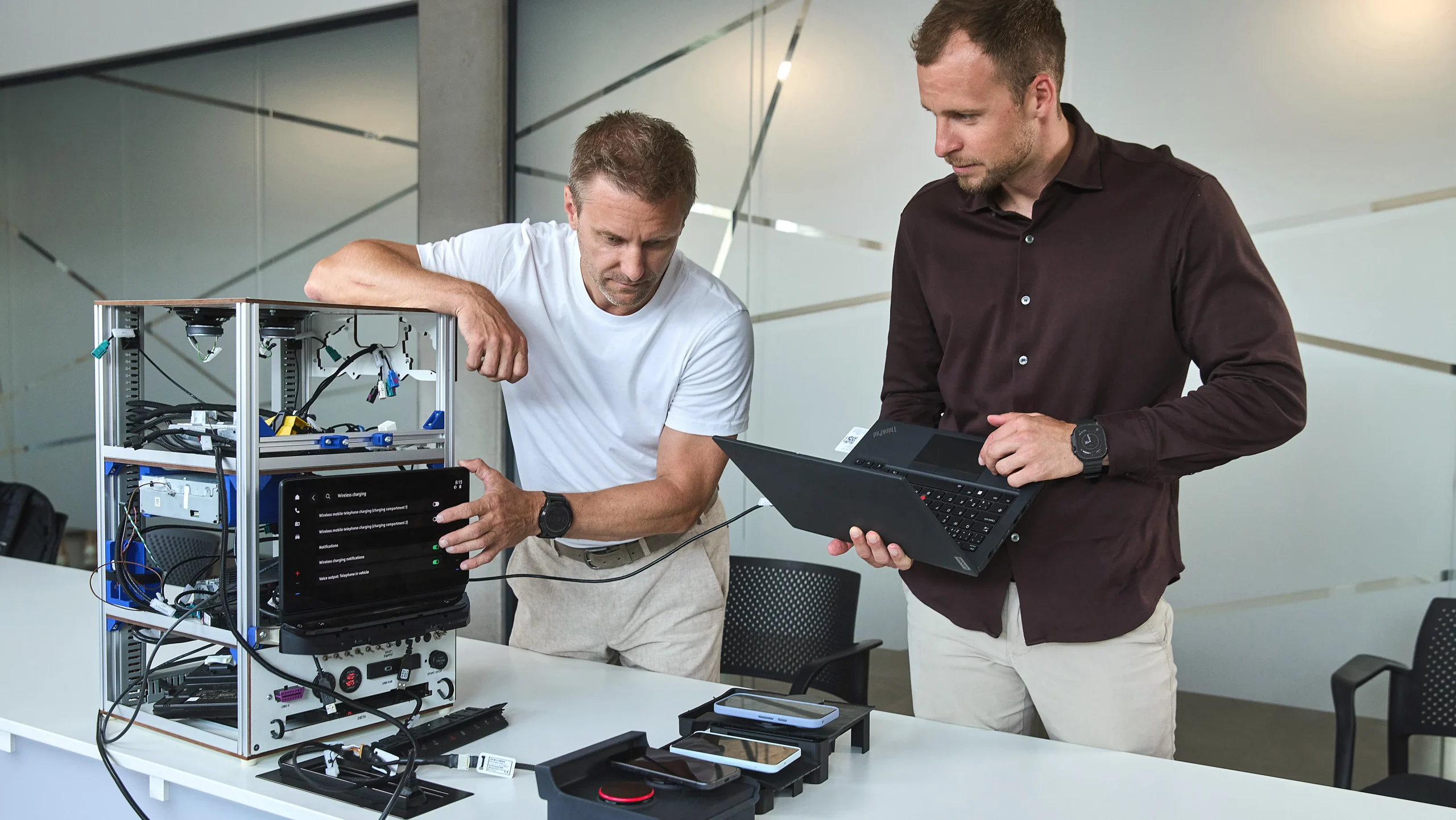 Specialiștii Škoda testează compatibilitatea și funcționarea noului sistem de încărcare wireless.