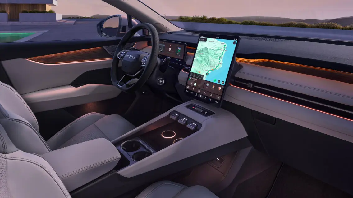 Interiorul Škoda Peaq, cu noul compartiment de încărcare wireless Qi2 integrat în consola centrală.