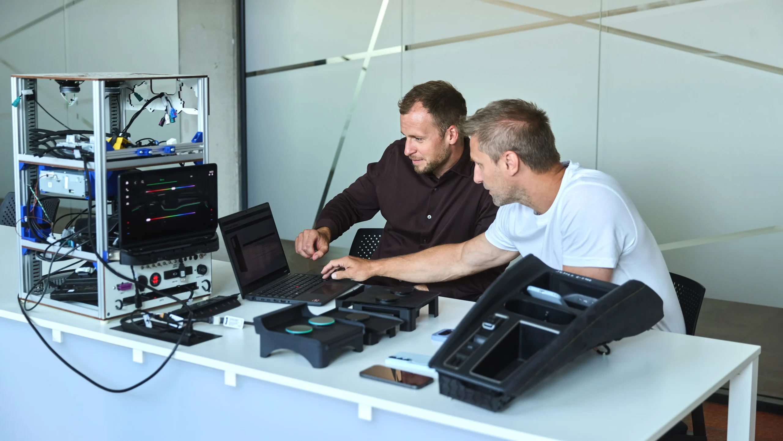 Specialiști Škoda testând sistemul de încărcare wireless Qi2